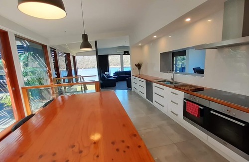 Old Beach House | AMAZING ICONIC 5-✨️ LUXURY WATERFRONT MANSION RETREAT ON THE FAMOUS RIVIERAWALK