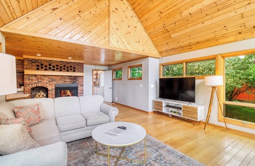 Detroit Lakes House | Amazing Lake Home w/Private Beach in heart of DL! Accommodates large groups.
