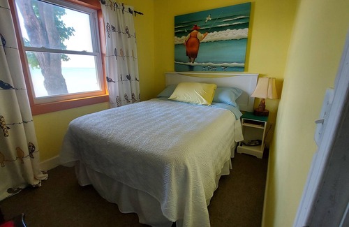 Hamilton Cottage | Amazing Lake house with hottub private yard and lake access. Pet friendly.