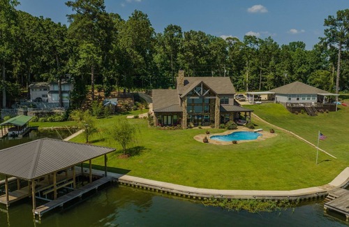 Deatsville House | Amazing Lake Jordan vacation home