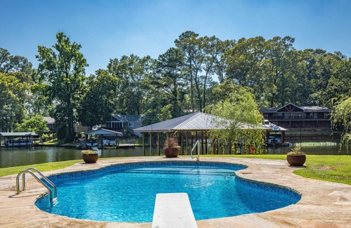 Deatsville House | Amazing Lake Jordan vacation home