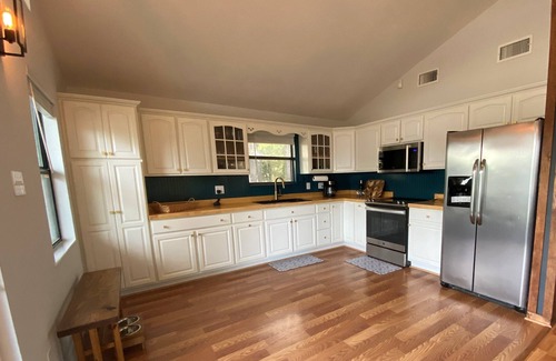 West Livingston House | AMAZING Lake Views - Modern Luxury, Pet-friendly, Cowboy Pool, 2 King Beds!