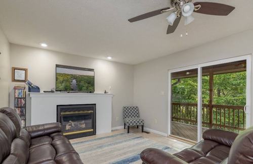 Bracey House | Amazing Lakefront Home: Deck, Firepit, Wi-Fi, Pool Table, Foosball, Fishing