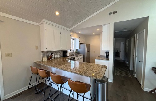 Wise House | Amazing LAKEFRONT Main Lake 5BR/3.5BA House. Quiet Cove, Close to Everything.