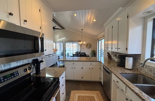 Wise House | Amazing LAKEFRONT Main Lake 5BR/3.5BA House. Quiet Cove, Close to Everything.