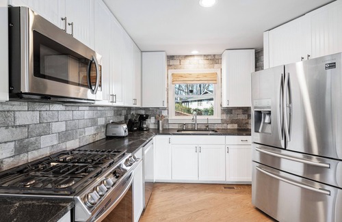 Gainesville House | AMAZING LAKEVIEWS! Beautifully decorated 4 bdm waterfront home with 2-story dock