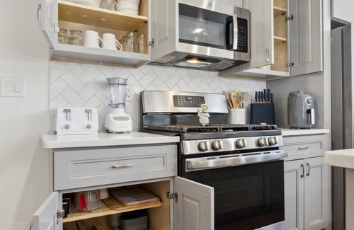 South Philadelphia Apartment | Amazing location, fully furnished with necessity.