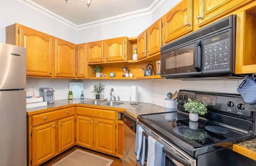 Historic District - North Condo | Amazing Location| King Bed| Cute Downtown Condo