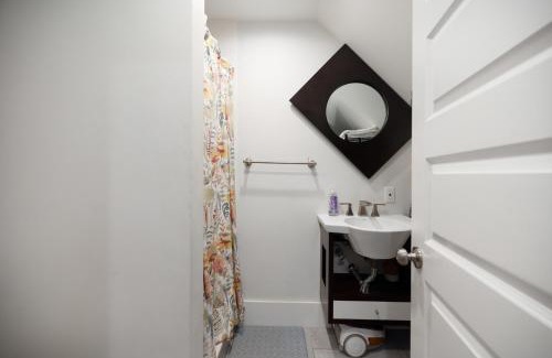 North End Apartment | Amazing Location studio parking