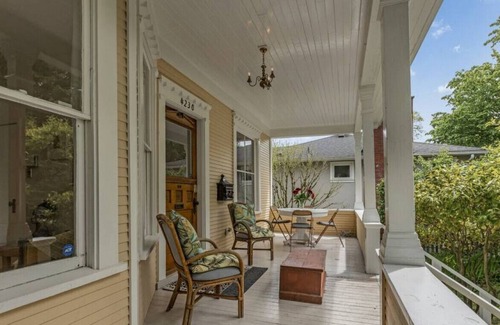 Riley Park House | Amazing Location Vancouver 3br Home - Queen E Park