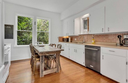 Riley Park House | Amazing Location Vancouver 3br Home - Queen E Park