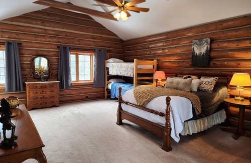 Holcomb Resort | Amazing Lodge and cabins for a Retreat on 43 acres. Make it your private escape.