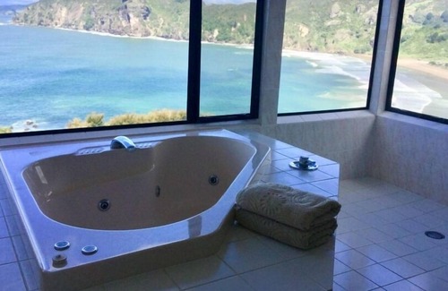 Taupo Bay House | Amazing lodge over looking Taupo Bay, stunning!