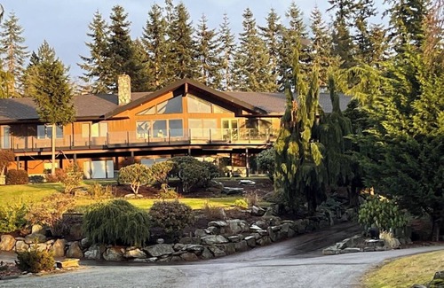 Mount Vernon Cabin | Amazing Lodge Retreat amongst a hundred acres of woods!