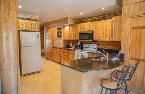 Red Lodge House | Amazing Log Cabin Close to Town with two kitchens and two living rooms