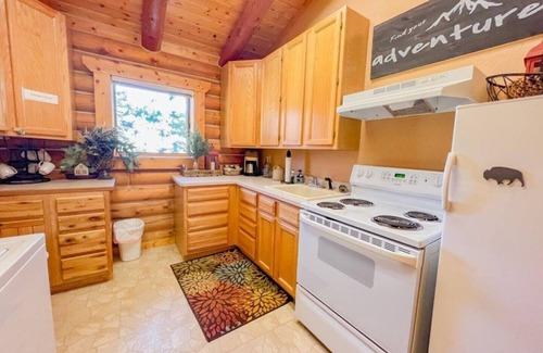 Red Lodge House | Amazing Log Cabin Close to Town with two kitchens and two living rooms