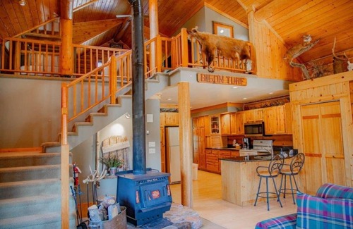 Red Lodge House | Amazing Log Cabin Close to Town with two kitchens and two living rooms