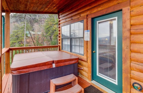 Sevierville Cabin | Amazing log cabin with private hot tub and sweeping mountain views