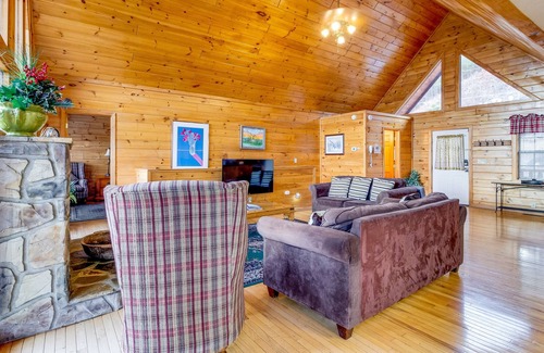 Sevierville Cabin | Amazing log cabin with private hot tub and sweeping mountain views