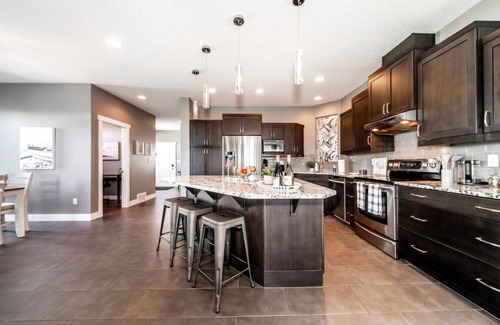 Southeast Edmonton House | ★Amazing Luxe Home★AC☀️HUGE Yard🌴FirePit🐶Friendly