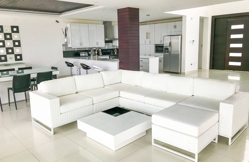 Olon House | Amazing, Luxurious & Smart Beach Front vacation Home in Olón-Ecuador