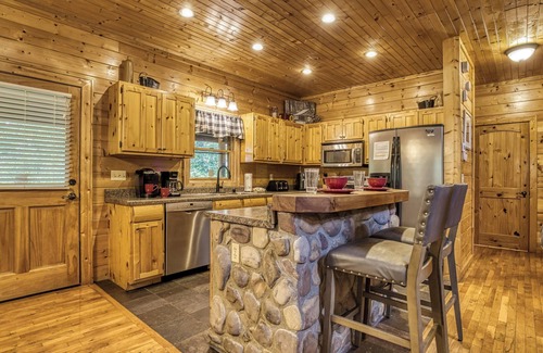 Caton Cabin | Amazing Luxury Log Cabin! Great Living Space! Mountain Views! 2 Jacuzzi Tubs!