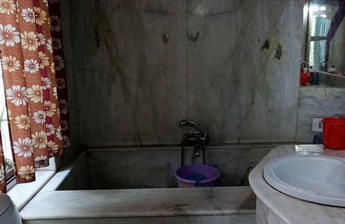 Koregaon Park Apartment | Amazing Marble Bedroom with Romantic Tub
