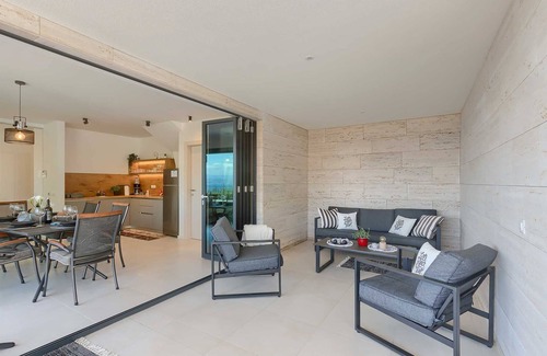 Icici Villa | Amazing modern 3-BR villa with heated pool just above Icici Marina