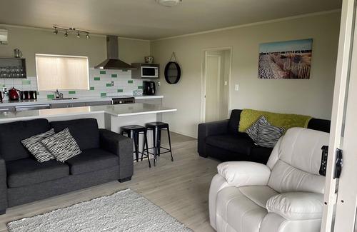 Whangamata House | Amazing Modern Open Plan Bach walk to beach or townnSleeps 8 - large sunny deck