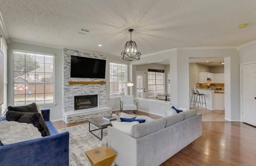 Rowlett House | Amazing Modern Spacious Home with Pool