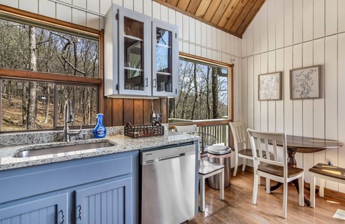 Tate Cabin | Amazing Mountain Scenes, Hot Tub, Pet Friendly