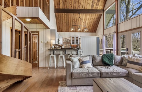 Tate Cabin | Amazing Mountain Scenes, Hot Tub, Pet Friendly