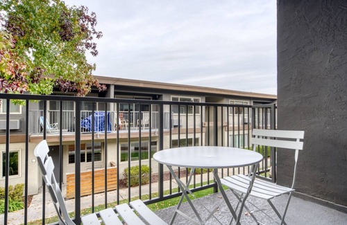 Mountain View Apartment | Amazing Mountain View 2BR w/Pool & Gym, 5 min to Target, by Blueground