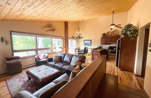 Fraser House | AMAZING Mtn Views, Private Hot Tub, Fireplace, next to River Trail !