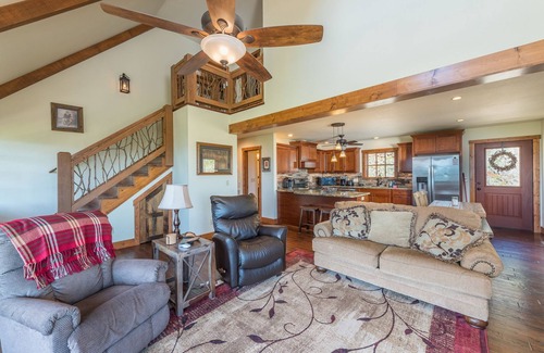Bakersville Cabin | Amazing Mtn Views, Stunning Sunsets, Fire Pit, Gas Logs, Private, Grill, WiFi!