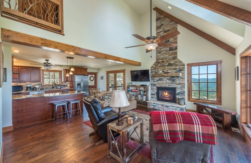 Bakersville Cabin | Amazing Mtn Views, Stunning Sunsets, Fire Pit, Gas Logs, Private, Grill, WiFi!