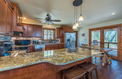 Bakersville Cabin | Amazing Mtn Views, Stunning Sunsets, Fire Pit, Gas Logs, Private, Grill, WiFi!