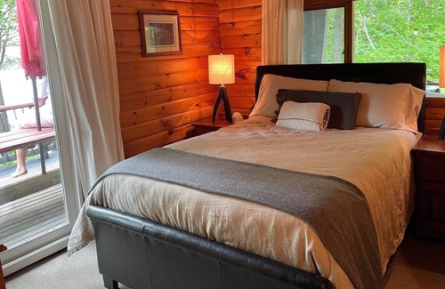 Seguin Ski Chalet | Amazing Muskoka lakeside log home for 2 families (pet friendly!)