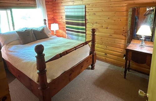 Seguin Ski Chalet | Amazing Muskoka lakeside log home for 2 families (pet friendly!)