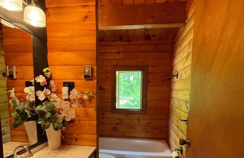 Seguin Ski Chalet | Amazing Muskoka lakeside log home for 2 families (pet friendly!)