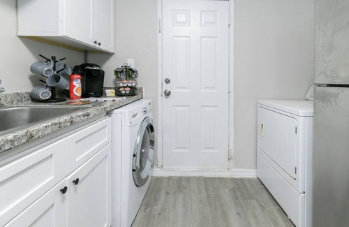 Riverview House | Amazing “NEW” Cottage. Minutes To Airport & Downtown