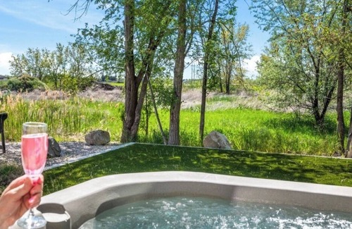 West Haven House | Amazing New Home 3beds 2baths, gas fireplace over soaking tub, outdoor hot tub