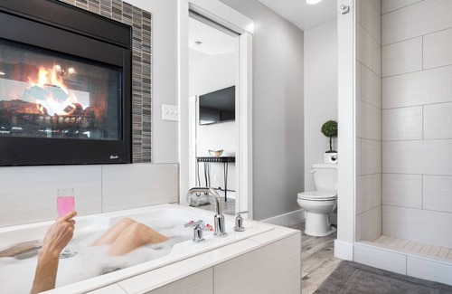 West Haven House | Amazing New Home 3beds 2baths, gas fireplace over soaking tub, outdoor hot tub