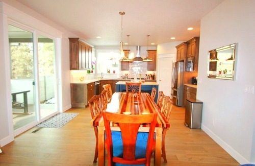 Southeast Bend House | Amazing New Home in Bend.with hot tub!