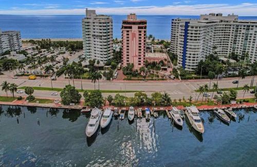 Mid Beach Apartment | Amazing Ocean View Condo Beach Service 1111