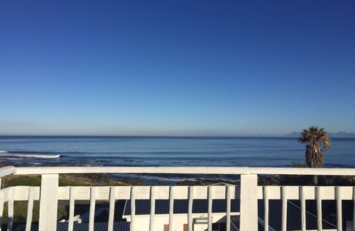 Gansbaai House | AMAZING OCEAN VIEWS + Beach Bungalow