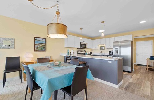 Long Beach Condo | AMAZING ocean views, Pets Ok, Steps to Town and Beach (Sun)