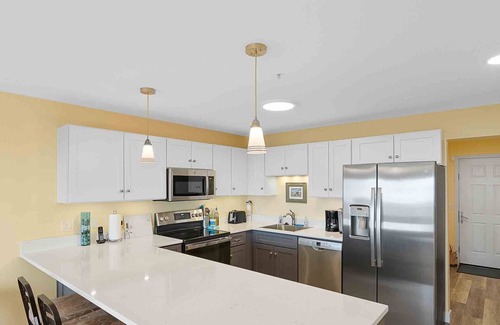 Long Beach Condo | AMAZING ocean views, Pets Ok, Steps to Town and Beach (Sun)