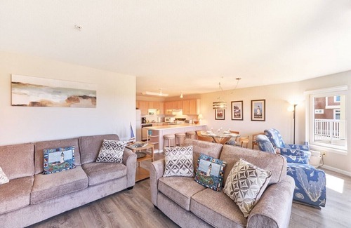 Long Beach Condo | Amazing Ocean Views, Pets Ok, Walk To Town and Beach (Breeze)