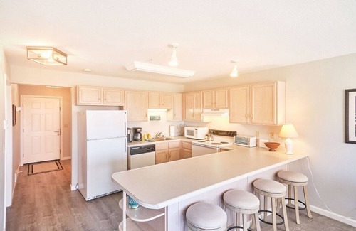 Long Beach Condo | Amazing Ocean Views, Pets Ok, Walk To Town and Beach (Breeze)